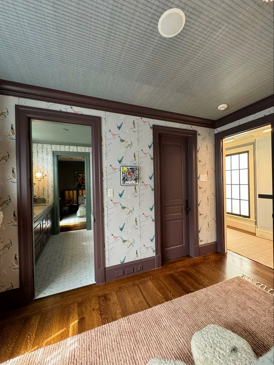 Location: SF Decorator Showcase, Pacific Heights, San Francisco, California Wood Highlights: Painted crown moulding, door and window casings, baseboards, flooring