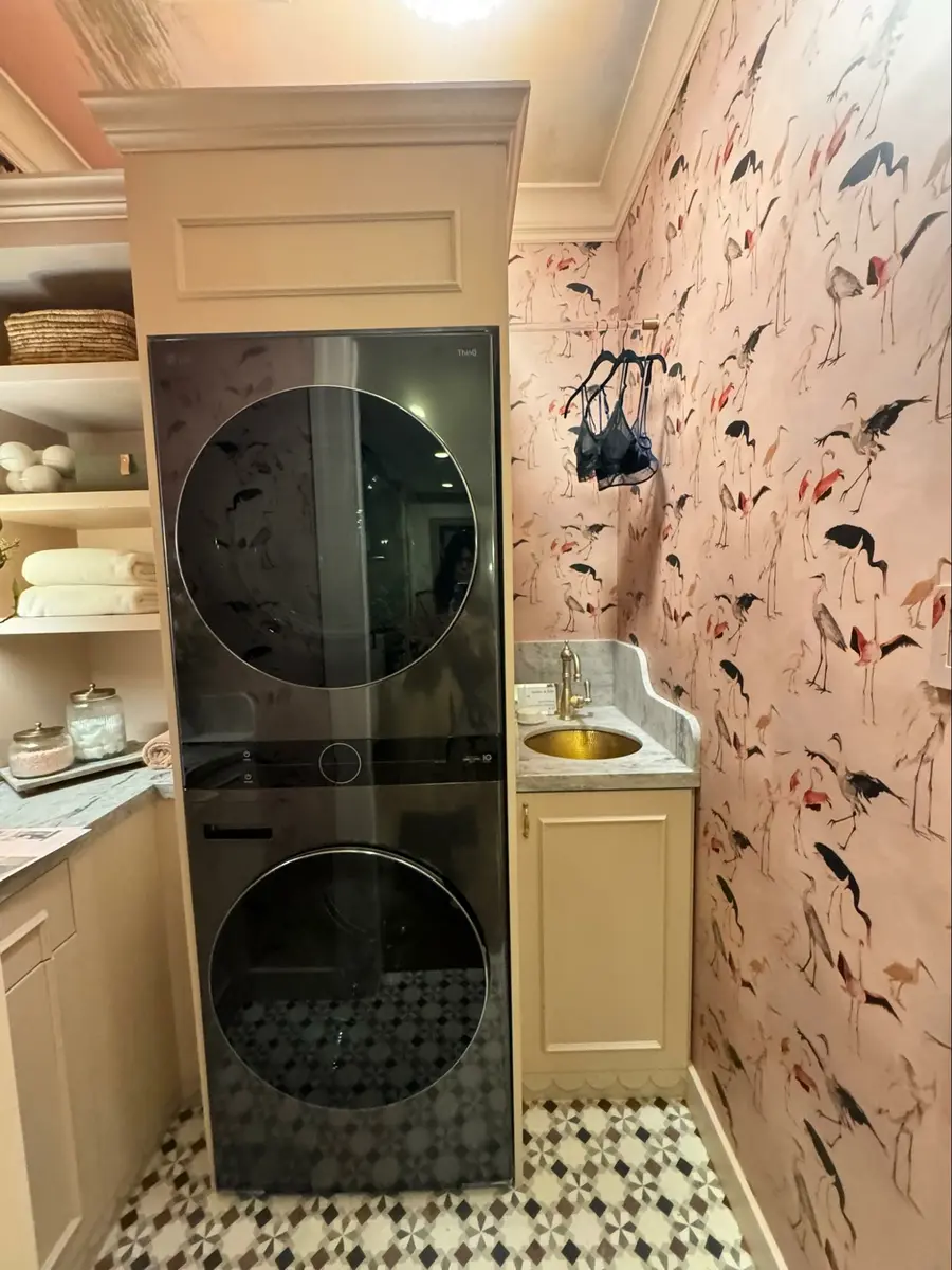 Location: SF Decorator Showcase, Pacific Heights, San Francisco, California Wood Highlights: Painted crown moulding, baseboards, scalloped details