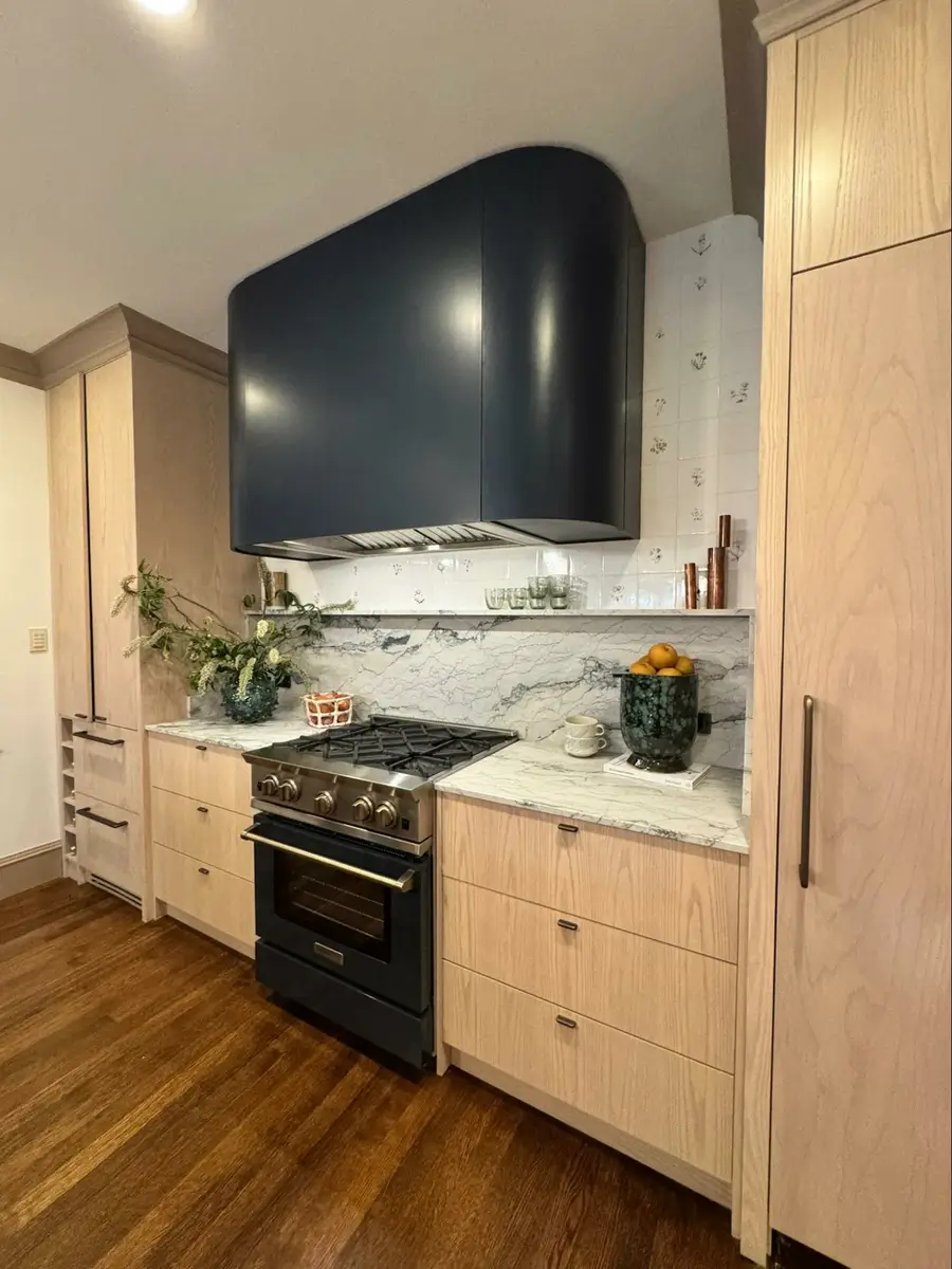 Location: SF Decorator Showcase, Pacific Heights, San Francisco, California Wood Highlights: Painted crown moulding, baseboards, flooring