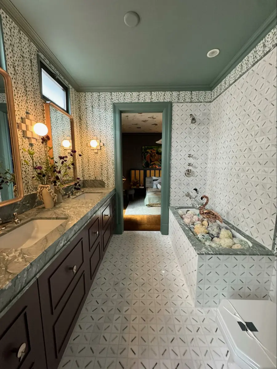 Location: SF Decorator Showcase, Pacific Heights, San Francisco, California Wood Highlights: Painted crown moulding, door and window casings
