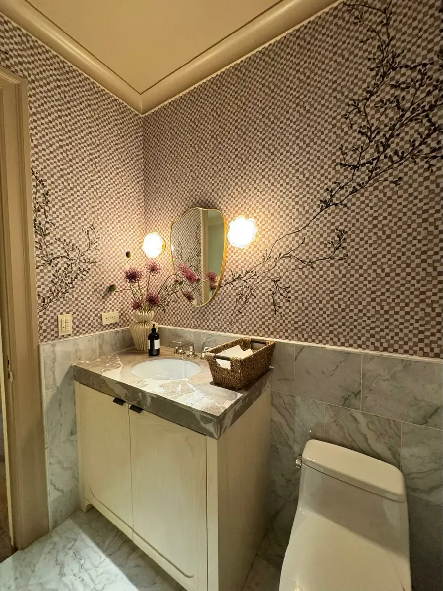 Location: SF Decorator Showcase, Pacific Heights, San Francisco, California Wood Highlights: Painted crown moulding, door casings