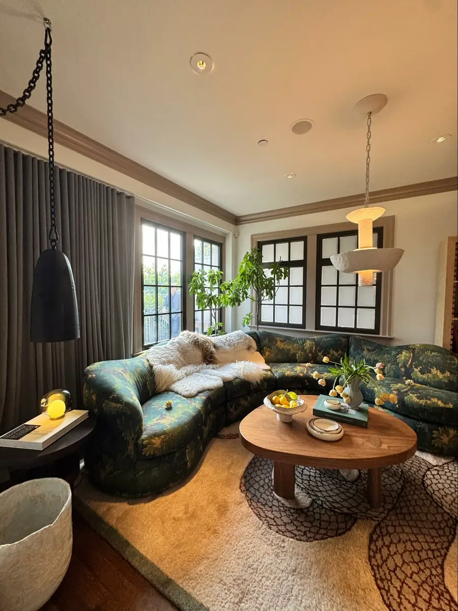 Location: SF Decorator Showcase, Pacific Heights, San Francisco, California Wood Highlights: Painted crown moulding, window casings