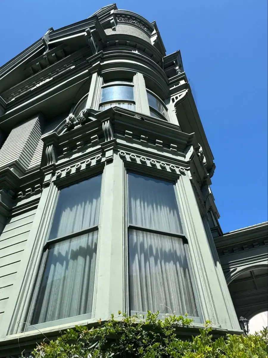 Location: San Francisco, California Wood Highlights: Another facade view of the Haas–Lilienthal House, showing wood gutter lines following the steep gables and turrets. The gutters align with decorative mouldings, demonstrating how functional elements were fully integrated into the design language.