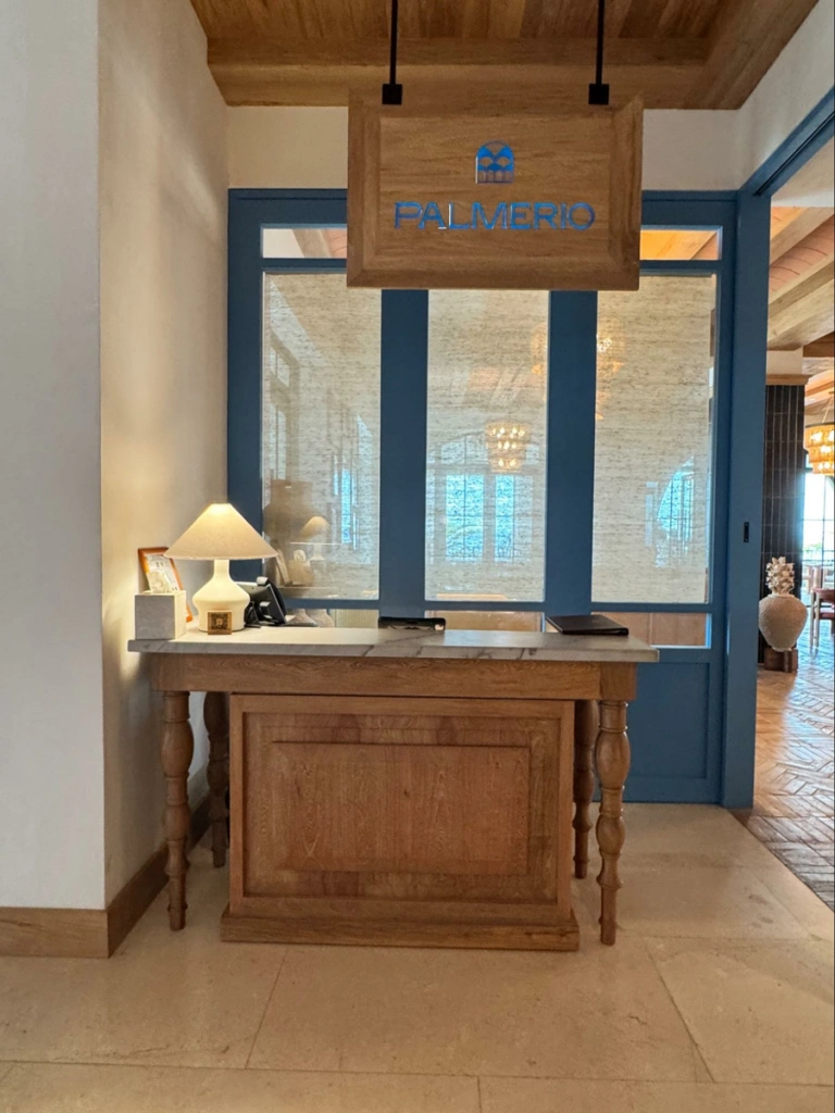 Location: Palermo, Baja California, Wood Highlights: Interior moulding design and architectural moulding at reception desk design and surrounding area