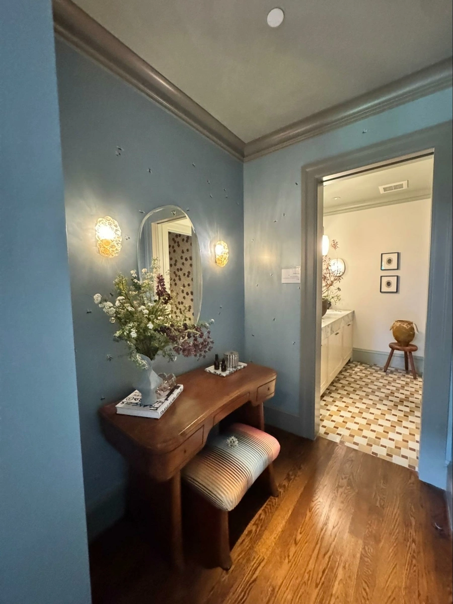 Location: SF Decorator Showcase, Pacific Heights, San Francisco, California Wood Highlights: Painted crown moulding, door casings, baseboards, flooring
